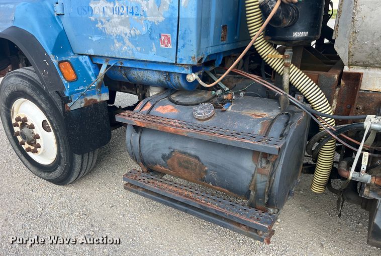 image for item EK8587 1995 Ford LTS9000 vacuum truck