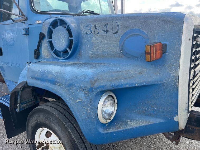 image for item EK8587 1995 Ford LTS9000 vacuum truck