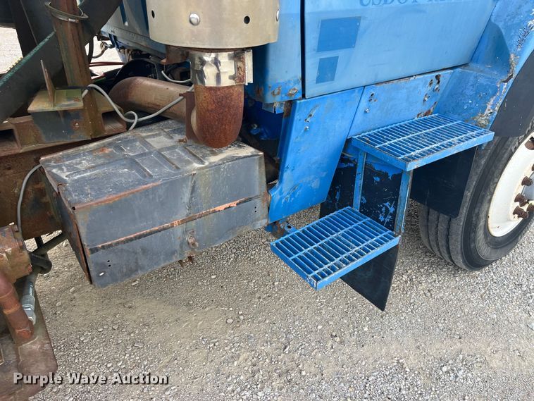 image for item EK8587 1995 Ford LTS9000 vacuum truck
