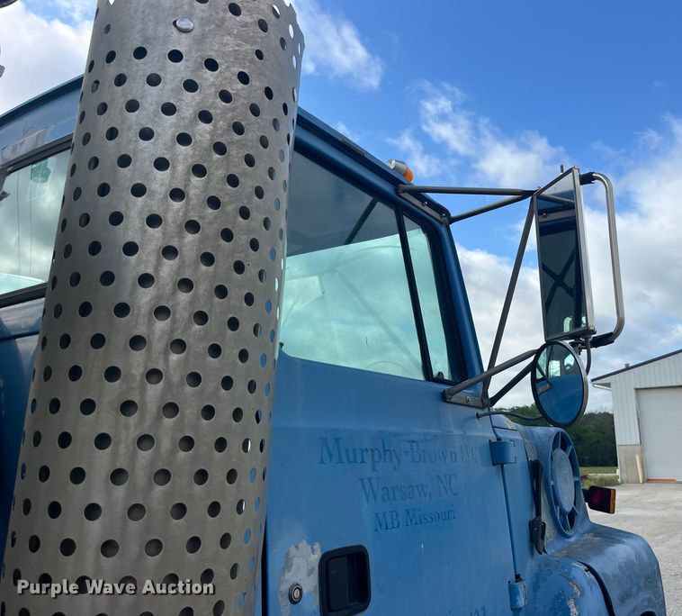 image for item EK8587 1995 Ford LTS9000 vacuum truck