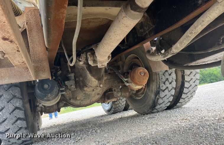 image for item EK8587 1995 Ford LTS9000 vacuum truck