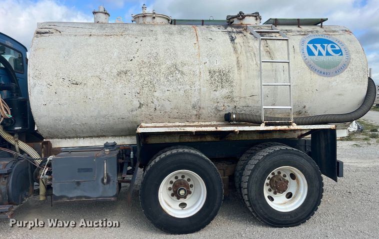 image for item EK8587 1995 Ford LTS9000 vacuum truck