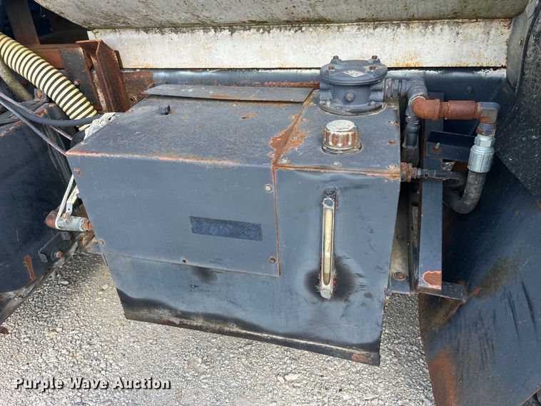 image for item EK8587 1995 Ford LTS9000 vacuum truck