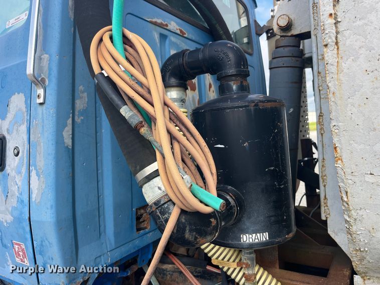 image for item EK8587 1995 Ford LTS9000 vacuum truck