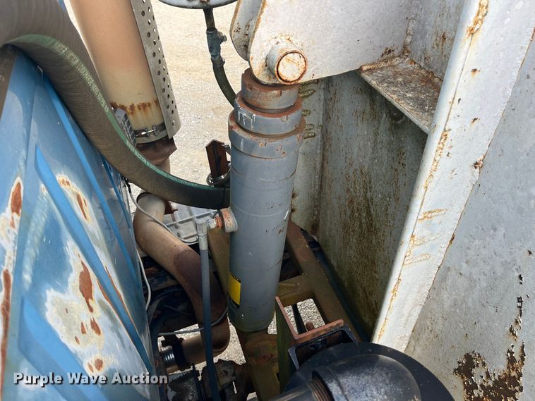 image for item EK8587 1995 Ford LTS9000 vacuum truck