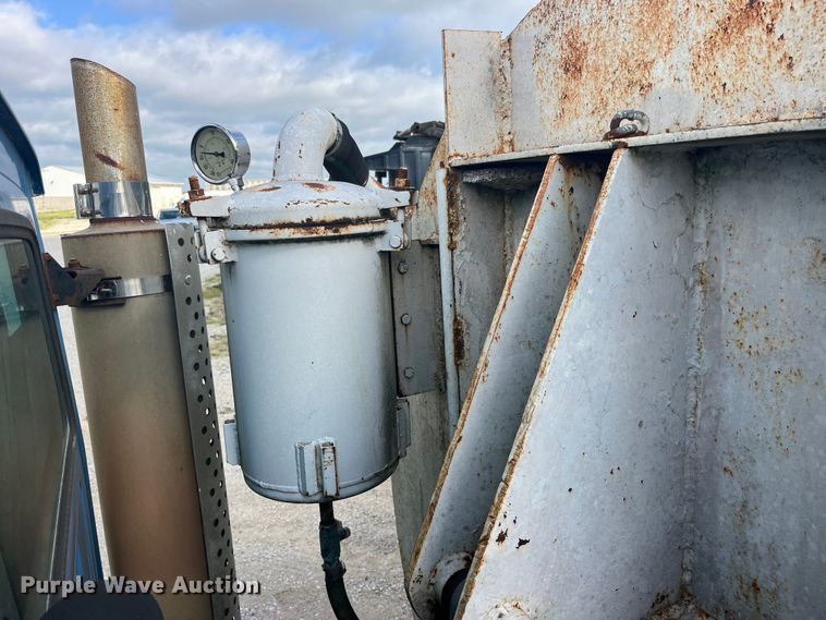 image for item EK8587 1995 Ford LTS9000 vacuum truck