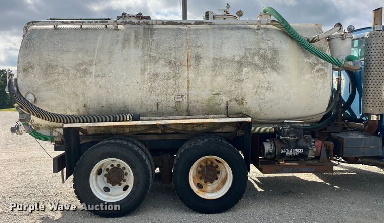 image for item EK8587 1995 Ford LTS9000 vacuum truck