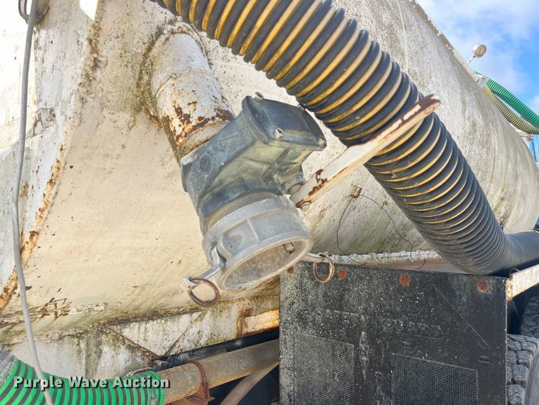 image for item EK8587 1995 Ford LTS9000 vacuum truck