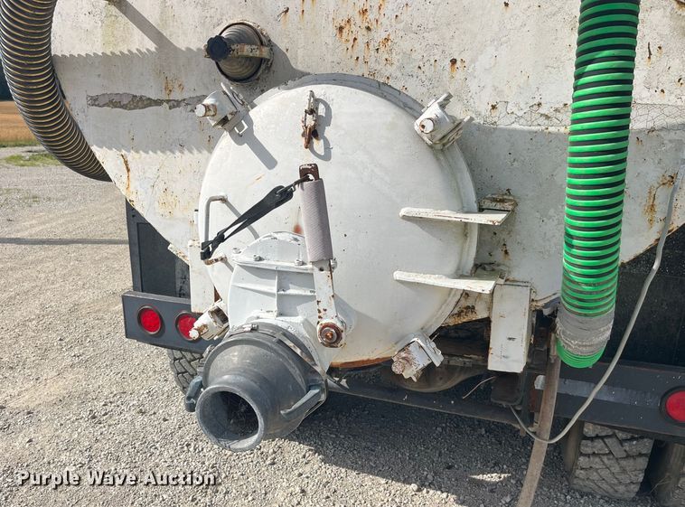 image for item EK8587 1995 Ford LTS9000 vacuum truck