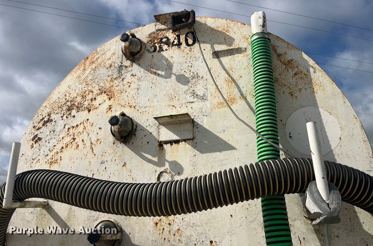 image for item EK8587 1995 Ford LTS9000 vacuum truck