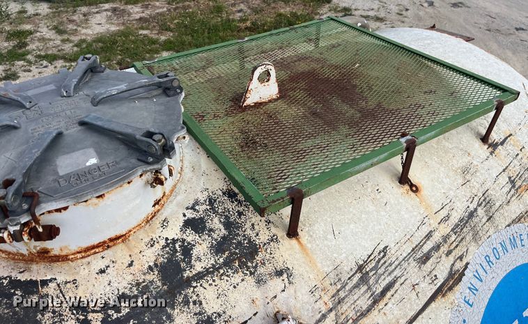 image for item EK8587 1995 Ford LTS9000 vacuum truck