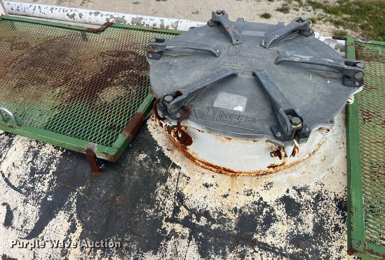 image for item EK8587 1995 Ford LTS9000 vacuum truck