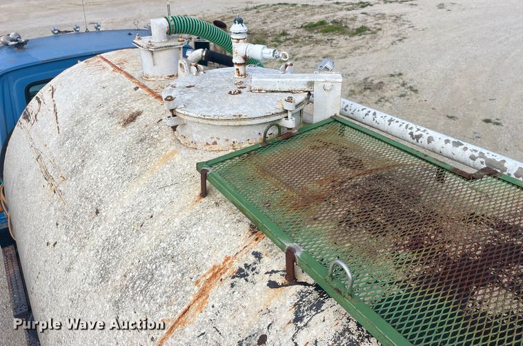 image for item EK8587 1995 Ford LTS9000 vacuum truck