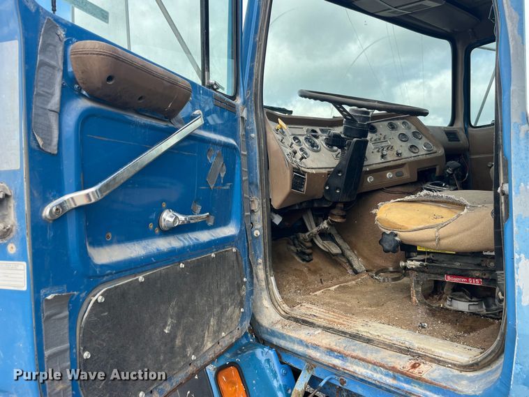 image for item EK8587 1995 Ford LTS9000 vacuum truck