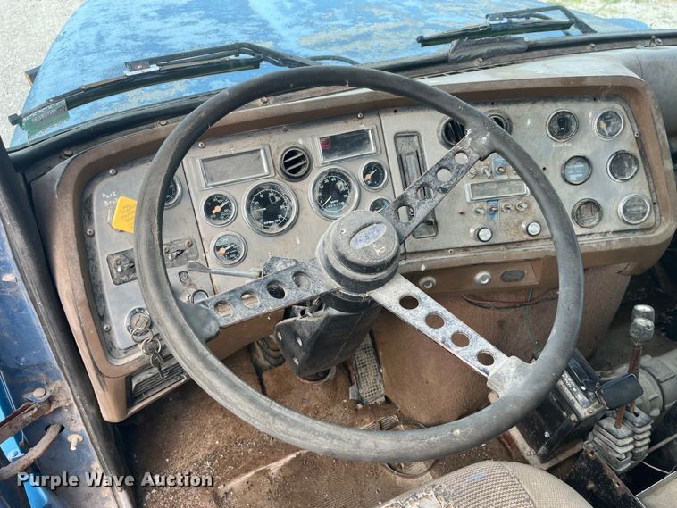 image for item EK8587 1995 Ford LTS9000 vacuum truck