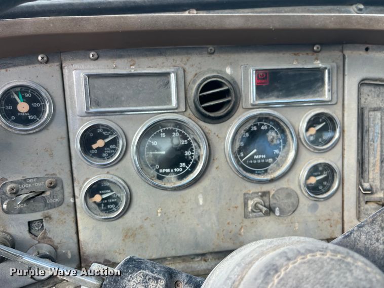 image for item EK8587 1995 Ford LTS9000 vacuum truck