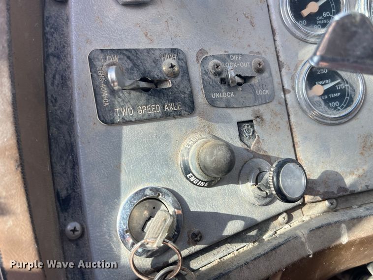 image for item EK8587 1995 Ford LTS9000 vacuum truck