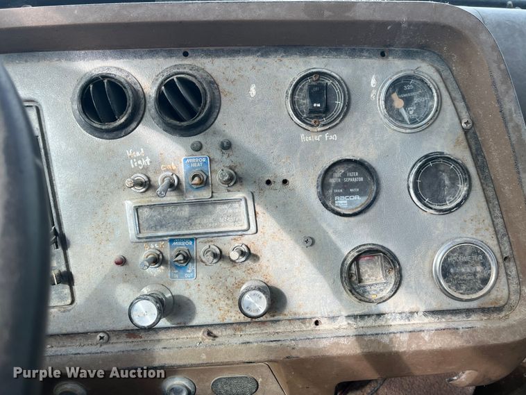 image for item EK8587 1995 Ford LTS9000 vacuum truck