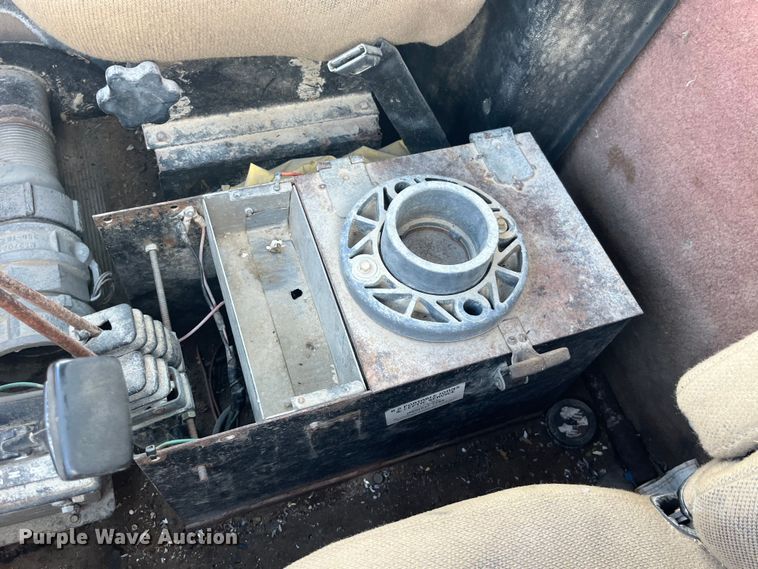 image for item EK8587 1995 Ford LTS9000 vacuum truck