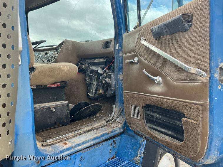 image for item EK8587 1995 Ford LTS9000 vacuum truck