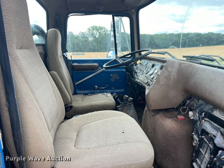 image for item EK8587 1995 Ford LTS9000 vacuum truck