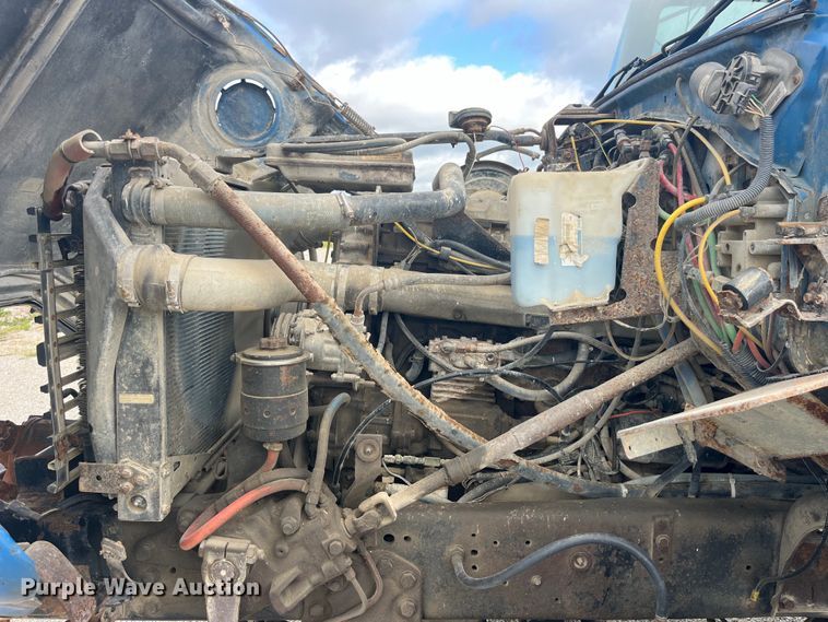 image for item EK8587 1995 Ford LTS9000 vacuum truck