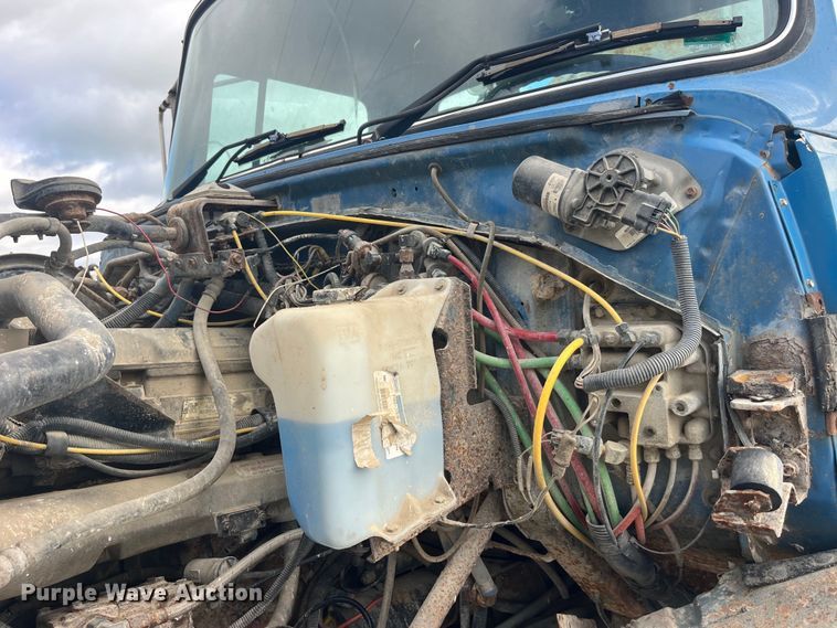 image for item EK8587 1995 Ford LTS9000 vacuum truck