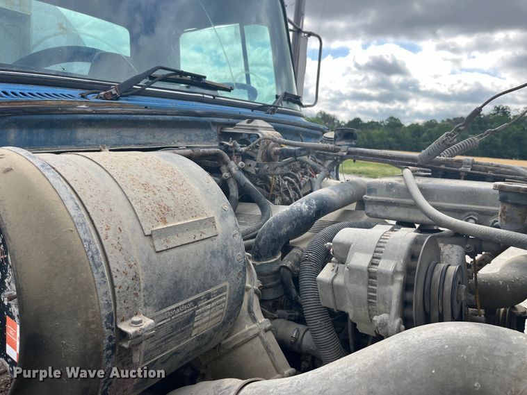 image for item EK8587 1995 Ford LTS9000 vacuum truck