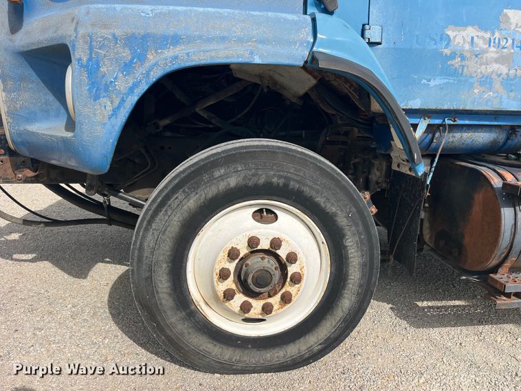 image for item EK8587 1995 Ford LTS9000 vacuum truck
