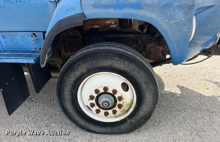 image for item EK8587 1995 Ford LTS9000 vacuum truck