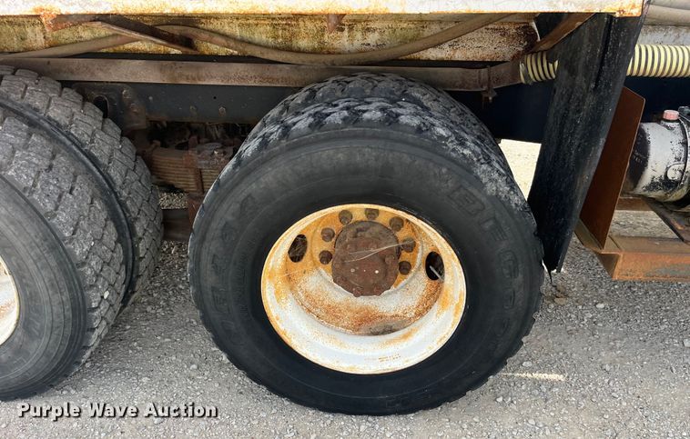 image for item EK8587 1995 Ford LTS9000 vacuum truck