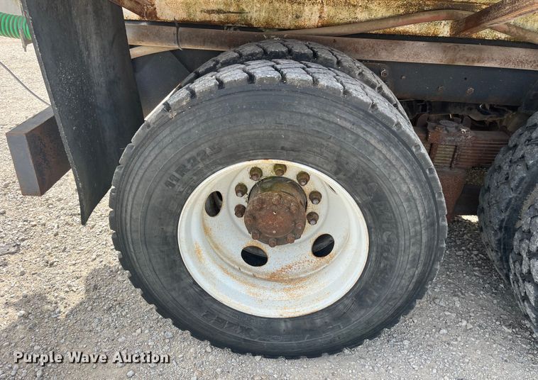 image for item EK8587 1995 Ford LTS9000 vacuum truck