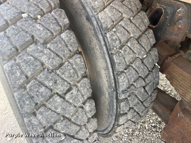 image for item EK8587 1995 Ford LTS9000 vacuum truck