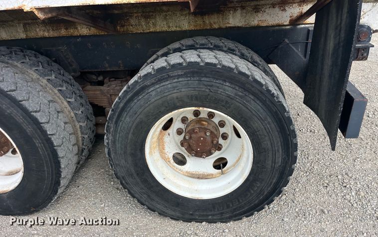 image for item EK8587 1995 Ford LTS9000 vacuum truck