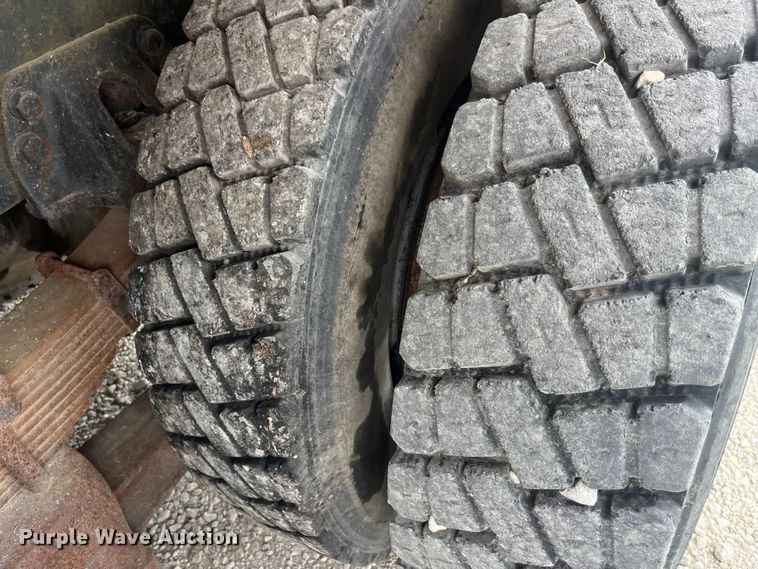 image for item EK8587 1995 Ford LTS9000 vacuum truck