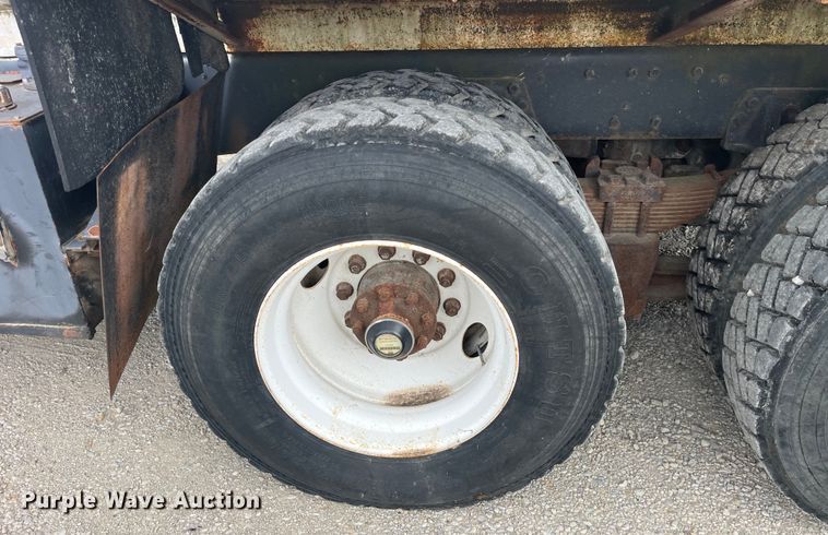 image for item EK8587 1995 Ford LTS9000 vacuum truck