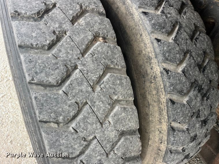 image for item EK8587 1995 Ford LTS9000 vacuum truck