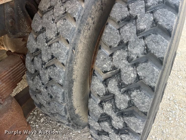 image for item EK8587 1995 Ford LTS9000 vacuum truck