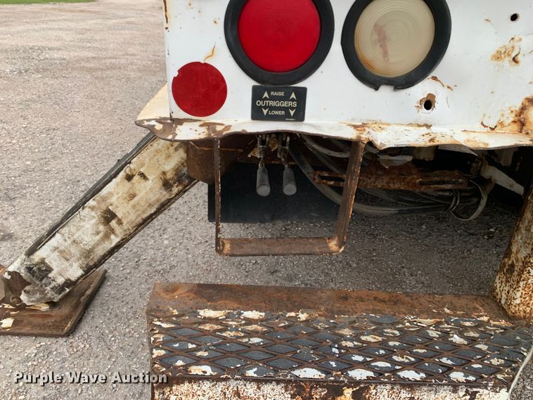 image for item JT9833 2008 Ford F750 Super Duty digger derrick truck