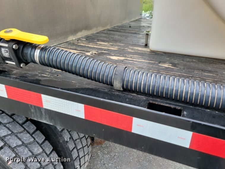 image for item KA9998 2017 International  4400 flatbed truck