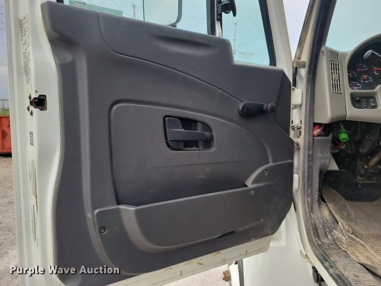 image for item KA9998 2017 International  4400 flatbed truck