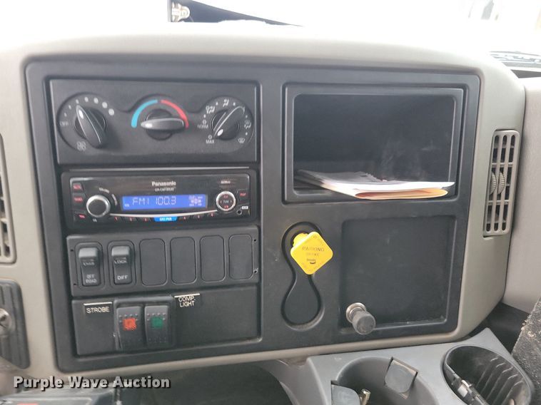 image for item KA9998 2017 International  4400 flatbed truck