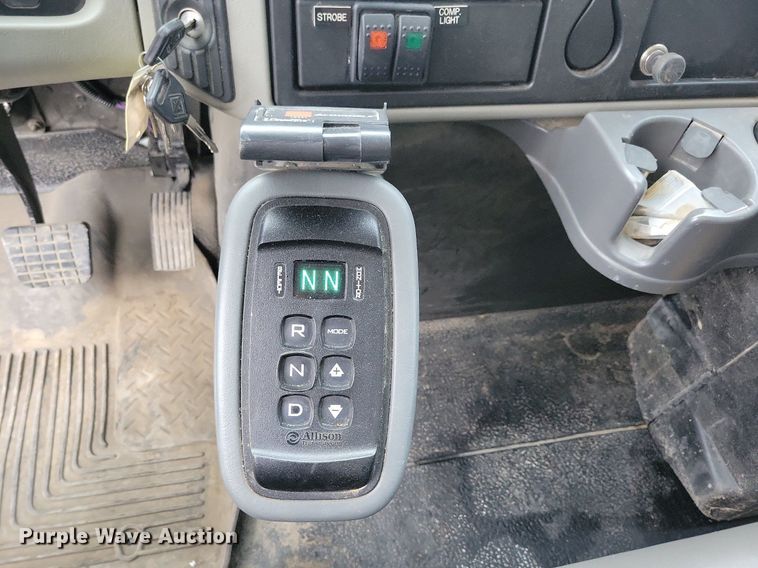 image for item KA9998 2017 International  4400 flatbed truck