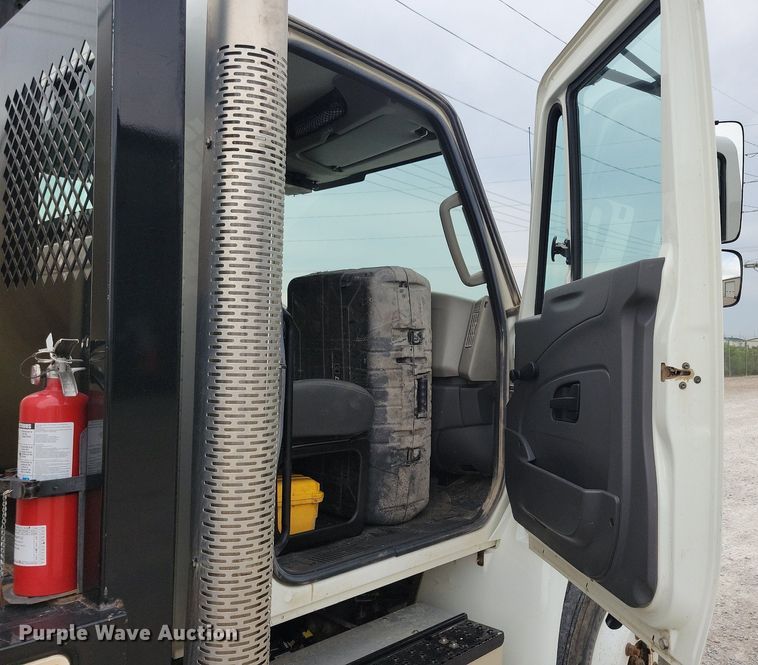 image for item KA9998 2017 International  4400 flatbed truck