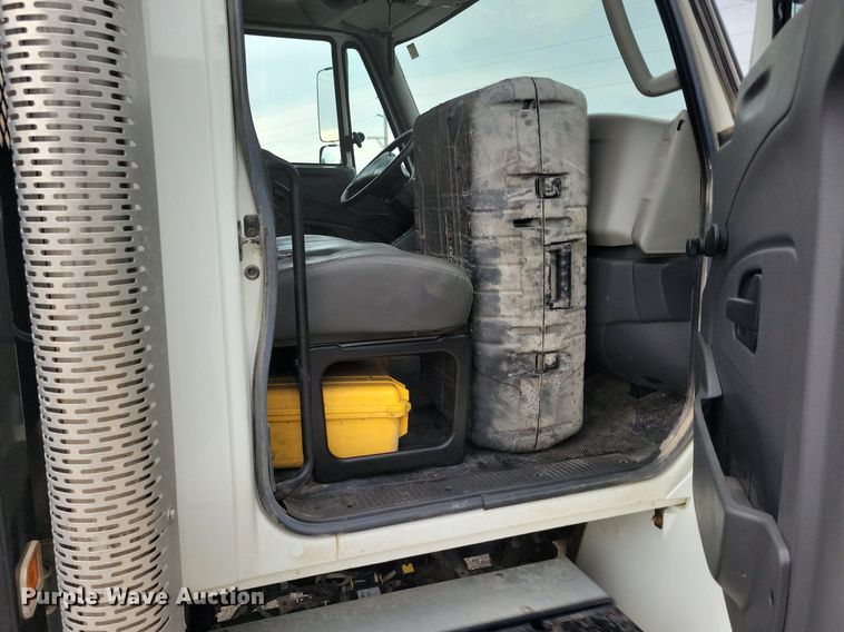 image for item KA9998 2017 International  4400 flatbed truck