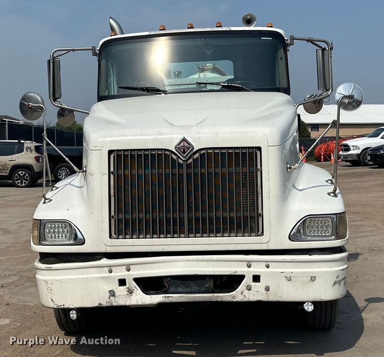 image for item LR9355 2002 International  9400i vacuum truck