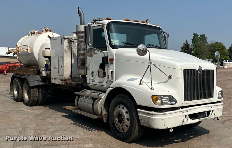 image for item LR9355 2002 International  9400i vacuum truck