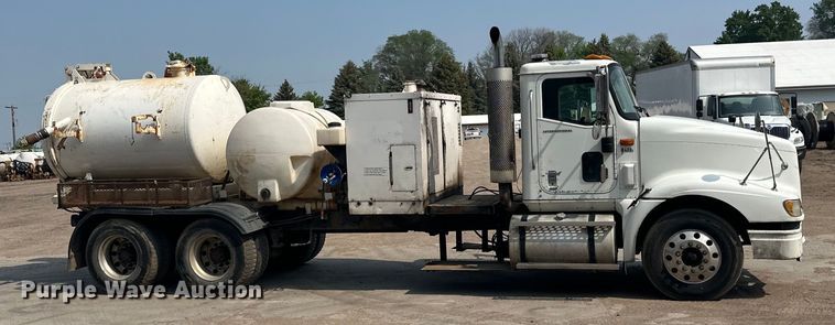 image for item LR9355 2002 International  9400i vacuum truck