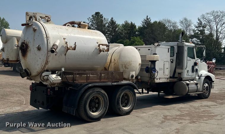 image for item LR9355 2002 International  9400i vacuum truck