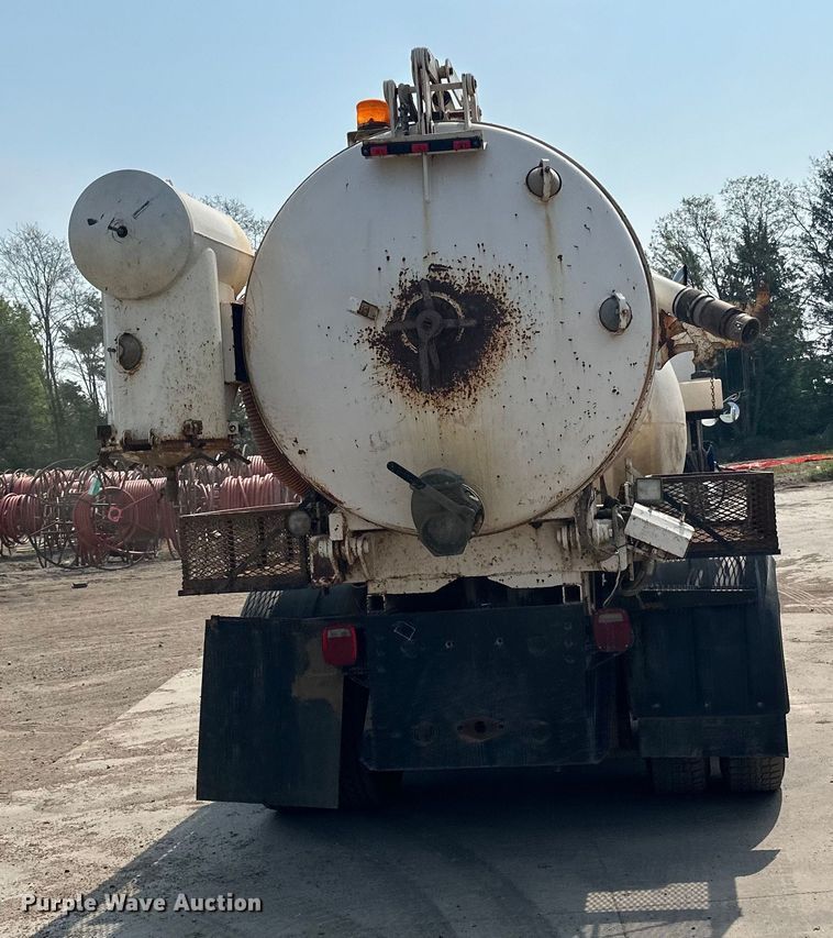 image for item LR9355 2002 International  9400i vacuum truck